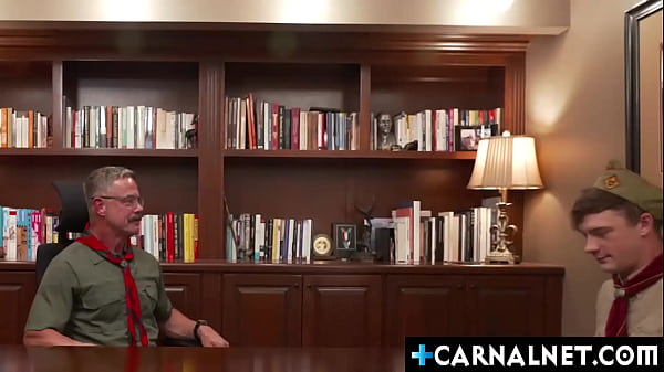 Skaut Cole Blue cieszy się, gdy jego słodki tyłek jest rżnięty i ostro ruchany przez harcmistrza Reece’a Scotta.