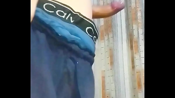 Śliczny chłopiec z małym kutasem