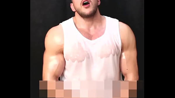 Spocony, napalony, naoliwiony brzuch