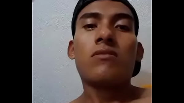 Szakal pokazujący swoje mięśnie