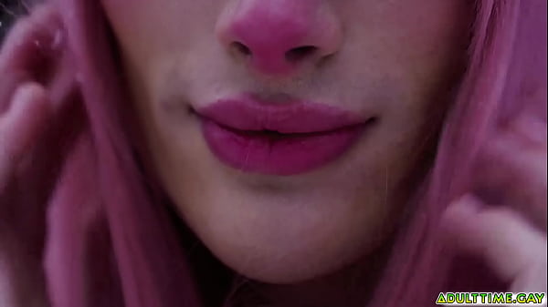 Uroczy femboy Cyrus Stark z entuzjazmem wita kutasa Marcusa, waląc go o półkę