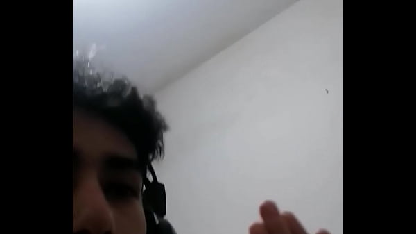 Uroczy i młody chłopak masturbuje się w swoim filmie weryfikacyjnym