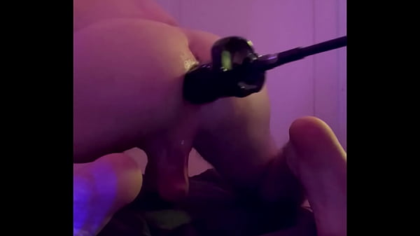 Walenie przez maszynę do ruchania z grubym dildo