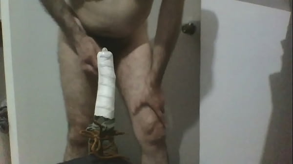 wpychanie domowego dildo w mój tyłek