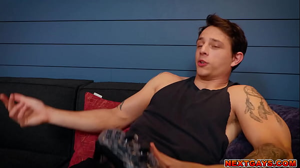 Współlokator Kyle Wyncrest pomaga Loganowi Aaronsowi w przygotowaniach, ale doprowadza ich do seksu.