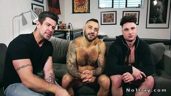 Wytatuowany mięsień gejowski anal pieprzy kumpla