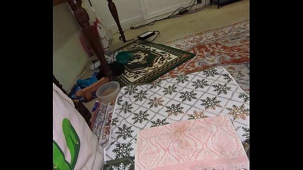 Zabawa moją owłosioną dziurką i cieszenie się moim nowym ciałem