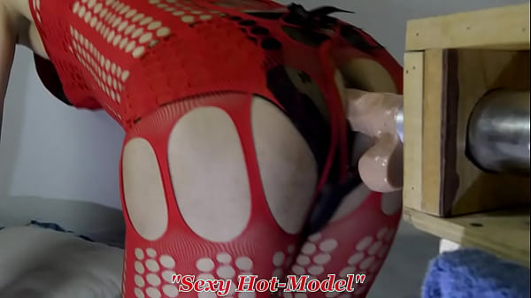 Zabawa z wibratorami i ubieranie z super seksownym czerwonym babydolem