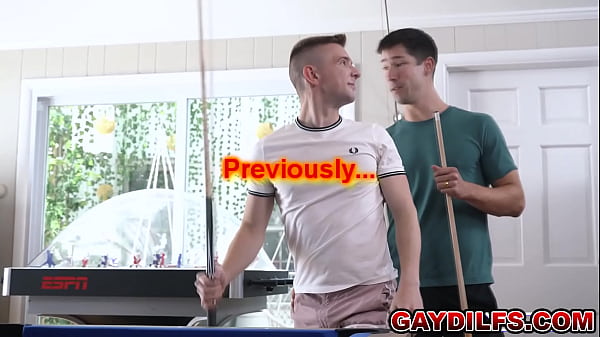 Zerżnij mnie! Ile walenia w dupę może znieść ten twink? Trzy ogromne DILF po kolei pieprzą analnie Serga Sheparda, aż jego dziura potrzebuje długich wakacji!