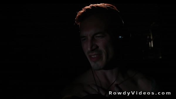 Znany podcaster pieprzy się analnie z listonoszem w domu na plaży