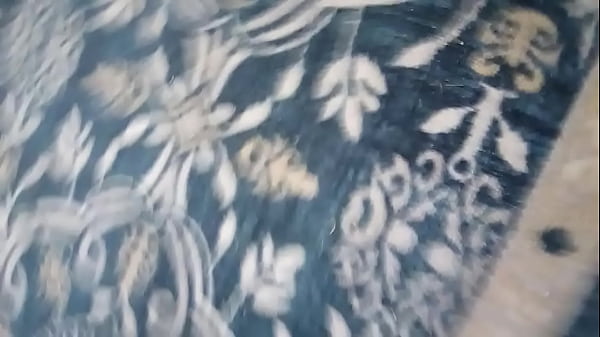 Zobacz, jak ta urocza tm w sukience pieprzy się ogórkiem