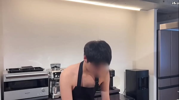 Japonia Prosto przystojny mięśniak pieprzy młode twinki w kuchni