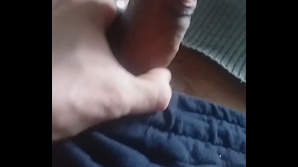 Masturbuję mojego przyjaciela, który leży.