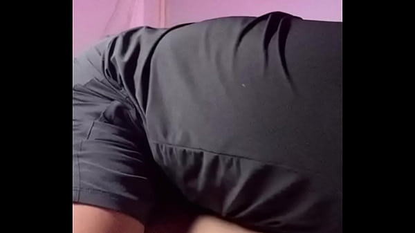 Kiedy wracam do domu, aby odwiedzić mojego kochanka, pragnę kutasa, więc mogę go ssać bezpośrednio w pokoju