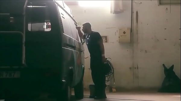 Dwóch pizd służących chciwemu szefowi macho