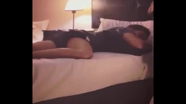 Mój aktywny chłopak po raz pierwszy obciąga swój tyłek, a następnie rucha mnie dominująco