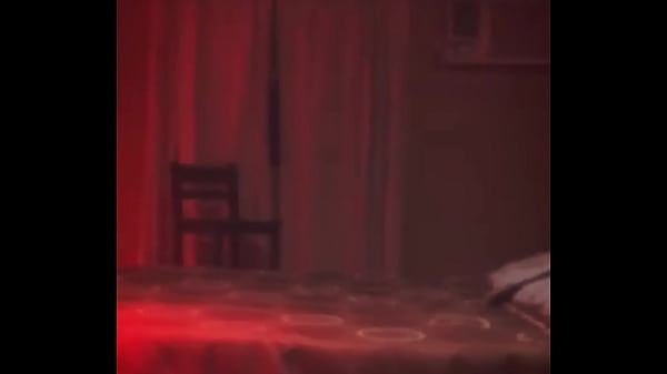 Mój aktywny dominujący sąsiad z dużym tyłkiem pieprzy mnie po kilku drinkach i drinkach.