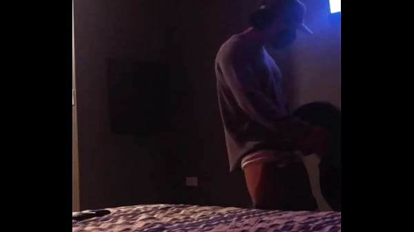 Postawiłem sąsiadowi kilka drinków i zerżnąłem go jak małą dziwkę.