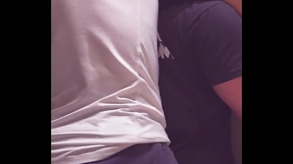 Chłopak mojej najlepszej przyjaciółki pieprzy mnie w jej pokoju, gdy czekamy na przybycie innych na imprezę.