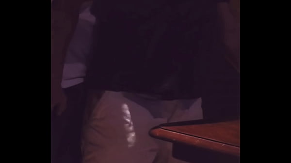 Zostaję zerżnięta przez mojego sąsiada, który wypił za dużo i pieprzy mnie tak dobrze.