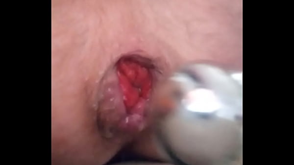 Szarpię moje zwichnięte wypadnięcie i pokazuję moją różę, z której wypływa naturalny lubrykant, a także spuszczam się z pomocą mojego ogromnego wytatuowanego chuja!