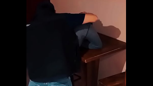 Dostawca pizzy pieprzy mnie dziko, kiedy kładę na nim tyłek