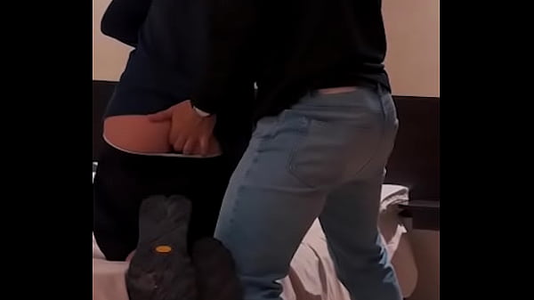 Dostawca Uber muskularny facet w czapce pieprzy mnie za dodatkowe pieniądze, które mu zaoferowałem