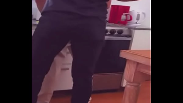 Kolega z mieszkania dotyka mnie, podnieca i pieprzy w kuchni.