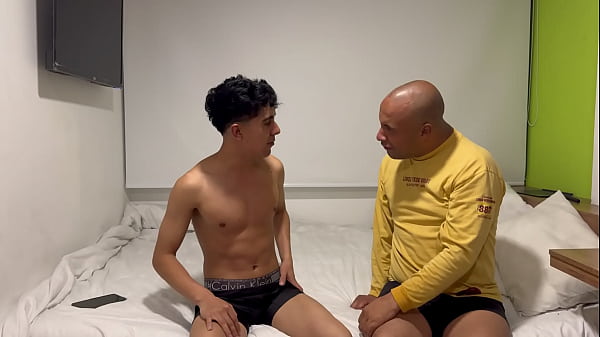 Oral do niepełnosprawnego mężczyzny z dużym kutasem i ssanie kutasa młodego mężczyzny