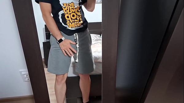 Śliczny chłopiec szarpiący swojego dużego kutasa i jęczący podczas CUMMING HARD