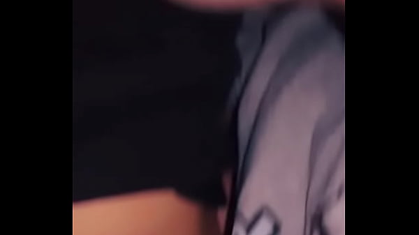 Smakuję mleko szakala i kutasa po raz pierwszy po tym, jak zaprosił mnie do oglądania Netflixa u siebie.