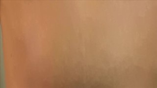 Dark Handsome Latino obrysowuje nieodciętego kutasa