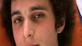 Latin Afro Punk Jacks Off w jego sypialni