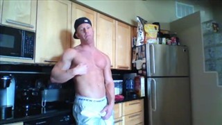 Gorące mięśnie Jock Cums na Biceps